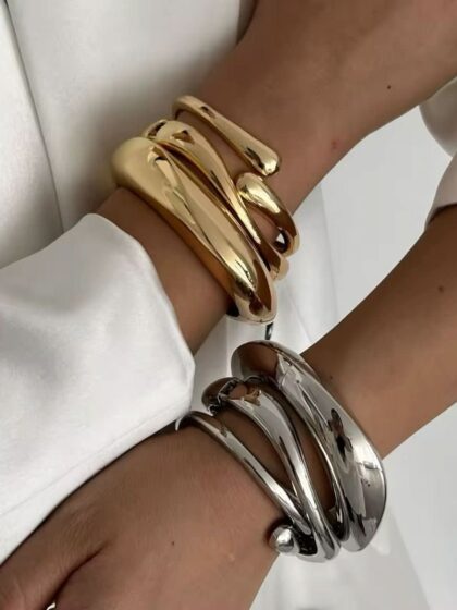 Serpent Armreifen in 925 Sterling Silber und 18K vergoldet, elegant am Handgelenk getragen.