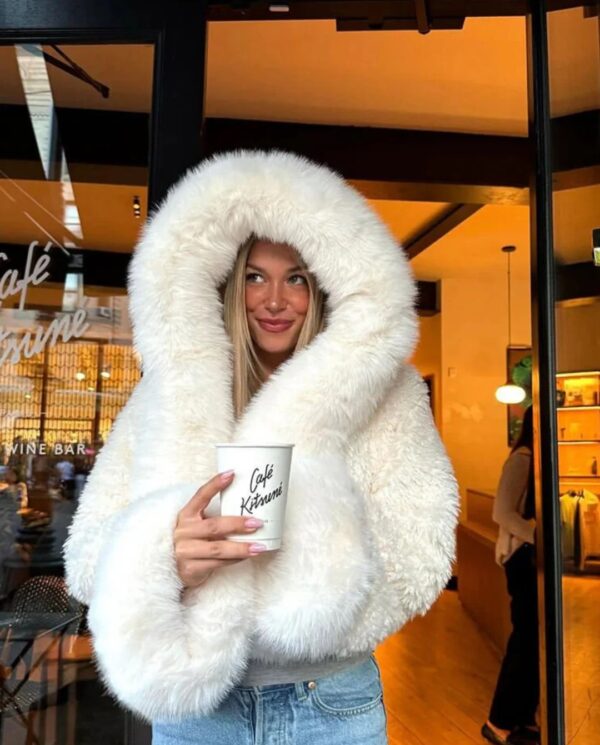AMÉLIE – Fluffy fur jacket with hood